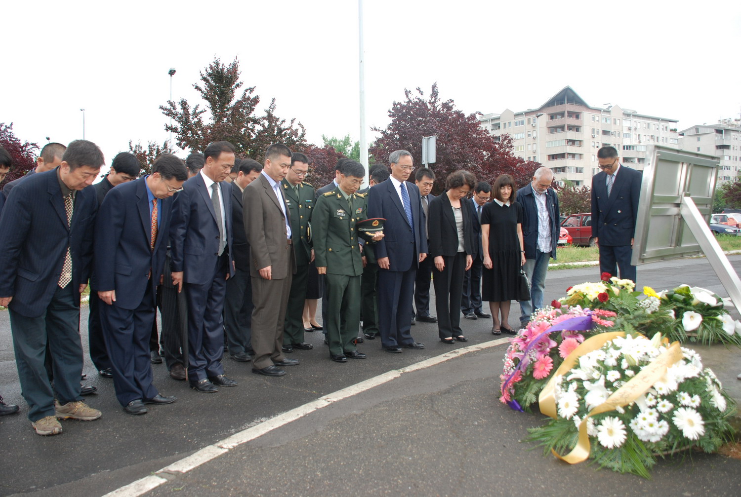 中国驻塞尔维亚使馆悼念北约轰炸中牺牲的烈士