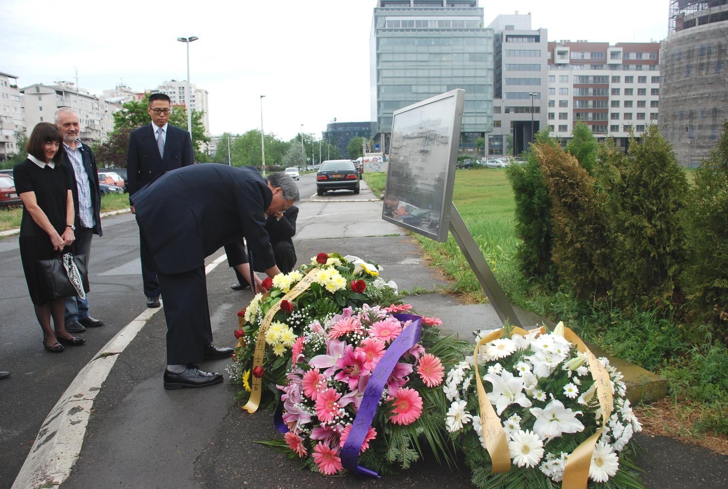 張萬學大使率全體館員及中國駐塞記者向烈士紀念牌敬獻花圈，並肅立默哀，表達對三位烈士的哀思與懷念。