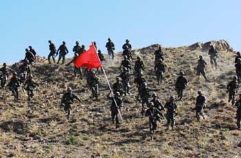 我军野战兵以排山倒海之势冲锋