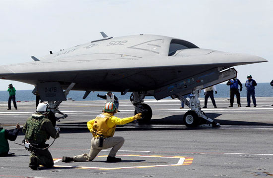 里程碑：X-47B从航母弹射起飞