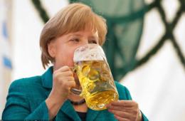 德国总理默克尔出席政党地方活动 举杯豪饮啤酒