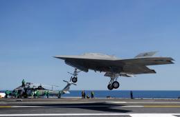 X-47B无人机完成着舰复飞试验