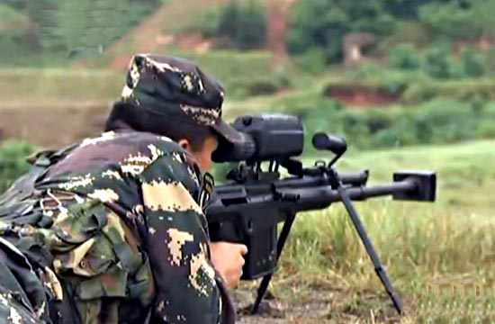 我军新型大狙射穿钢板命中目标