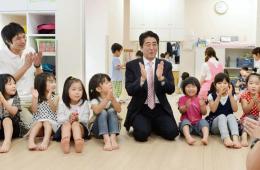 安倍视察横滨幼儿园 称只要努力就可解决入托难问题