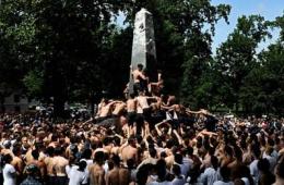 美国海军学校新生叠罗汉为纪念碑“换帽”