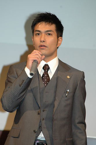 <em>北村一辉</em>携<em>女友</em>现闹事街头 下跪为其戴项链_娱
