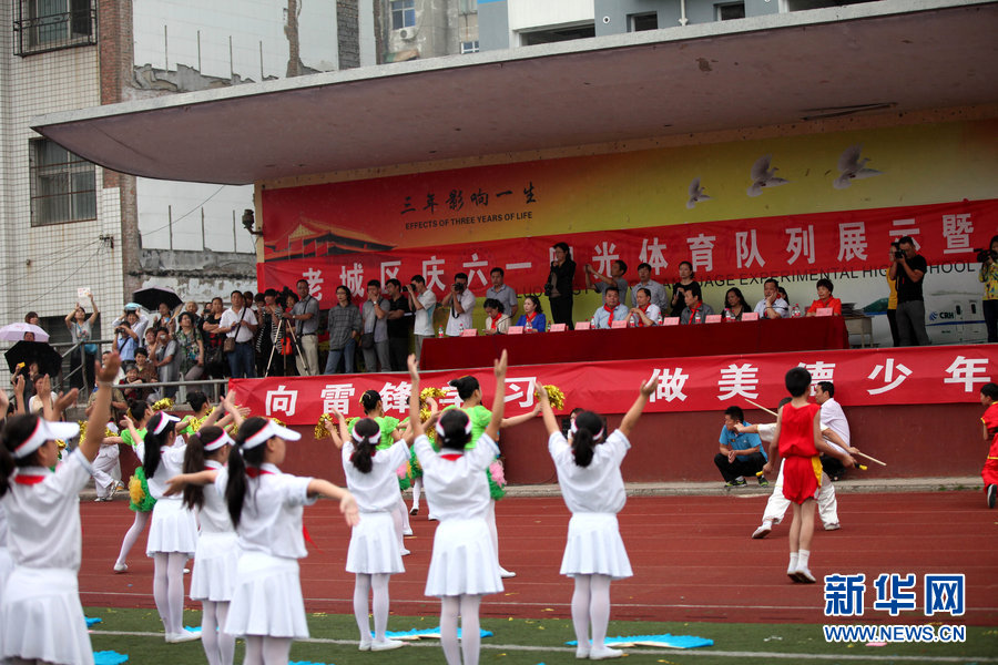 洛阳学生冒雨表演庆六一 教育局致歉称考虑不