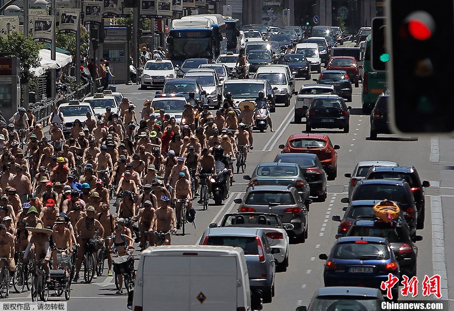 西班牙举办裸骑活动 身体力行减排环保