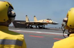 歼-15首次驻舰 从辽宁舰起降照片曝光