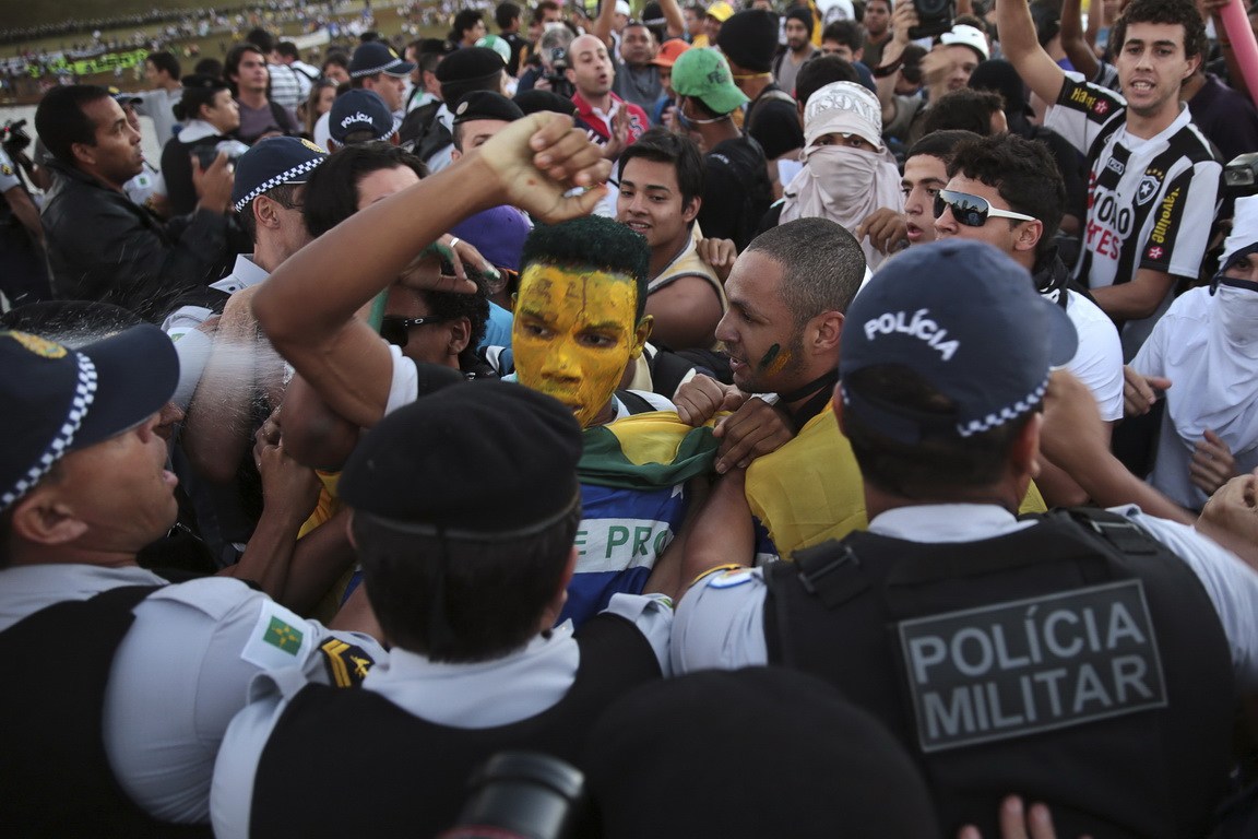搞笑!巴西抗议者向戒严女警送花