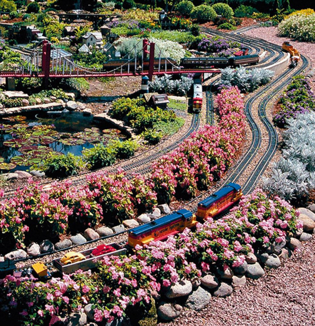 组图：美一女子开放巨型火车模型庄园