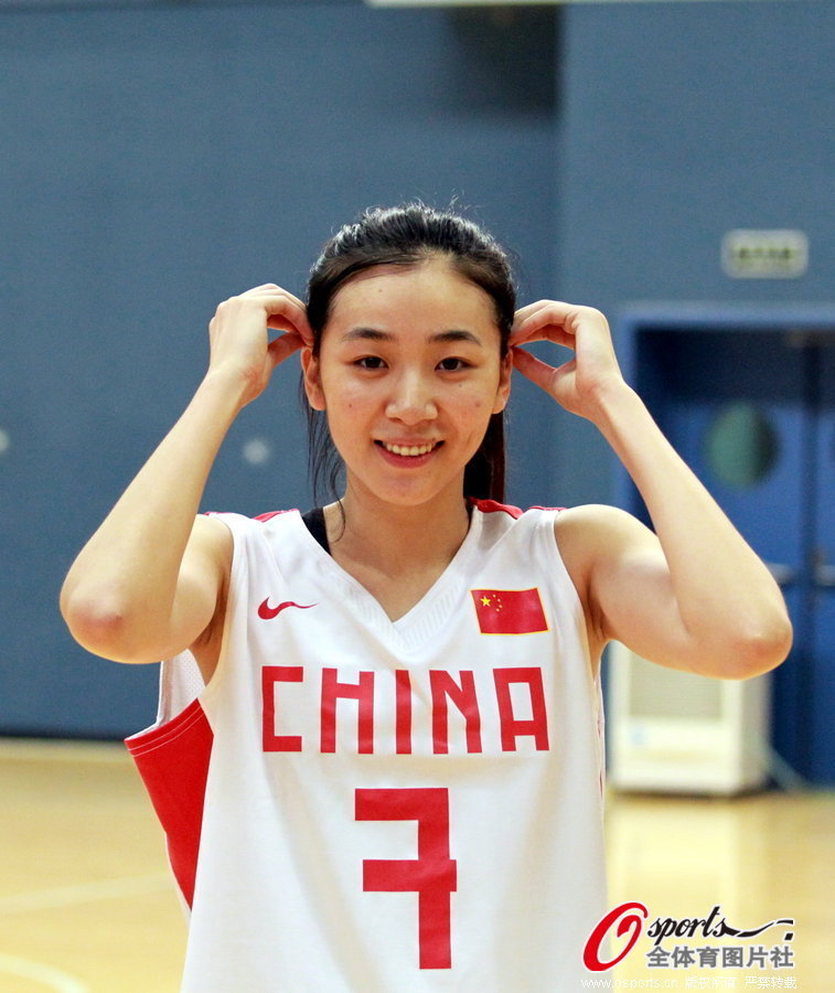 高清:<em>女篮</em>拍官方写真 赵爽卖萌用尽浑身解数_