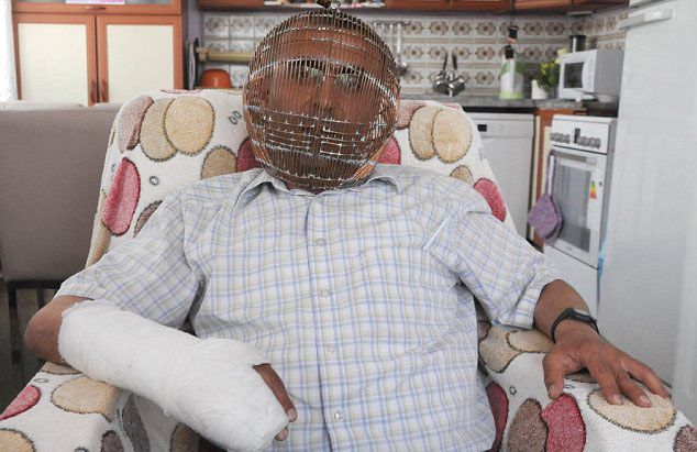 土耳其男子自制头盔锁住烟瘾