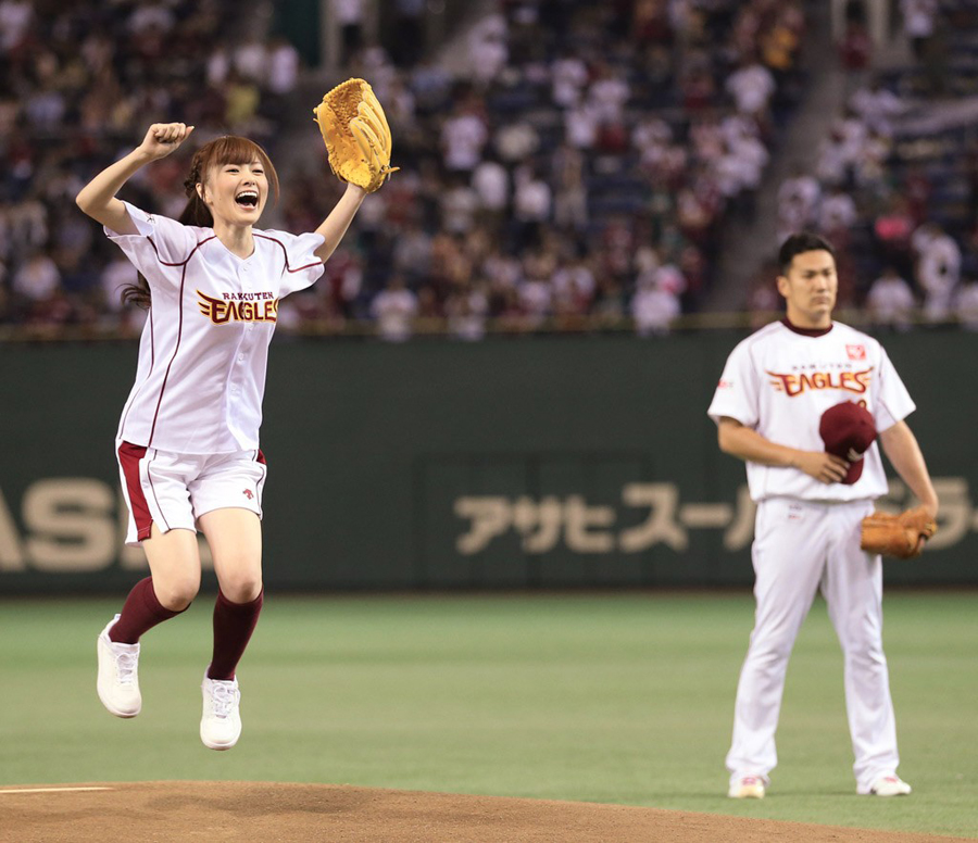 白石麻衣出席日本职棒开球式 乃木阪成员齐助