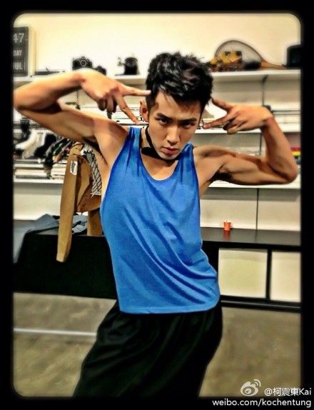 柯震东搞怪剪刀手造型 被嘲“婀娜多姿”