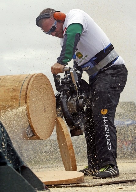 美国举办伐木工大赛 女汉子霸气参赛