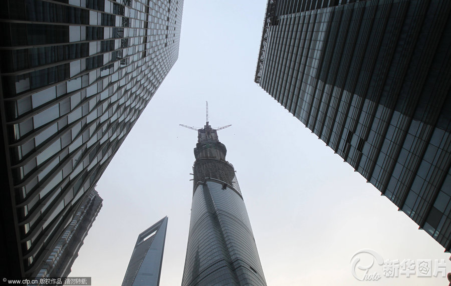 在建的中国第一高楼上海中心结构封顶(组图