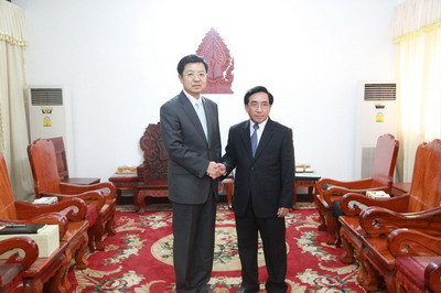 驻老挝大使关华兵拜会老挝党中央政治局委员、