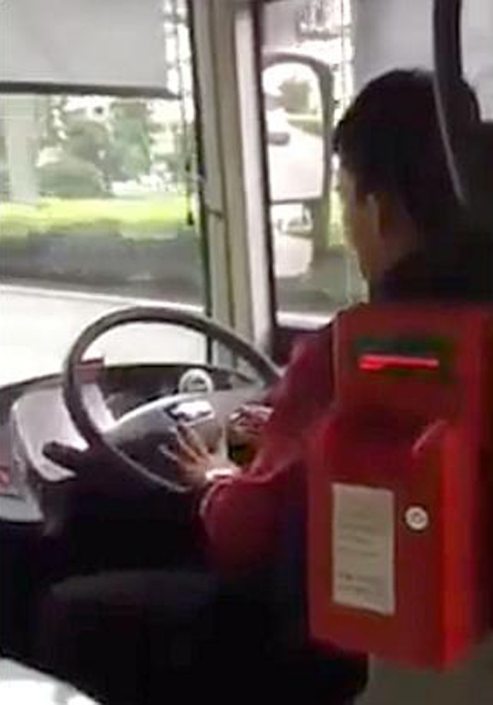 新加坡巴士司机高速公路上开车剪指甲被炒鱿鱼