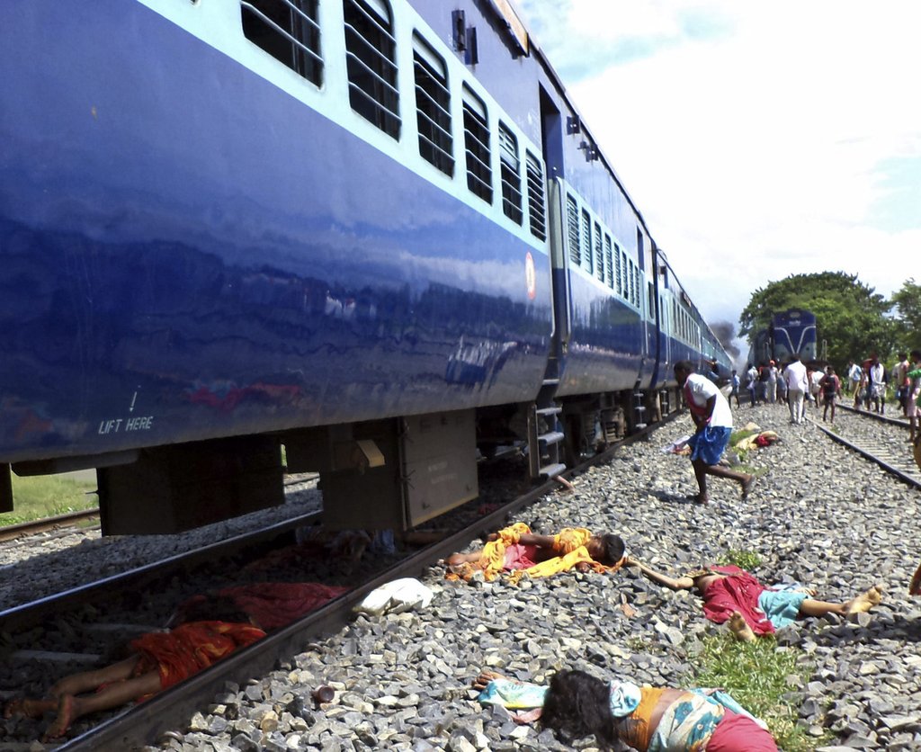 印度火车撞人致37人死亡 列车被焚烧司机遭暴