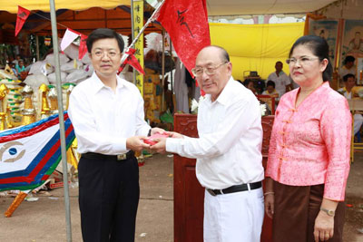 驻老挝大使关华兵参加老挝万象永珍善堂成立4