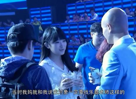 《<em>超级演说家</em>》<em>美女</em>送爱心 李咏乐嘉淡定喝药