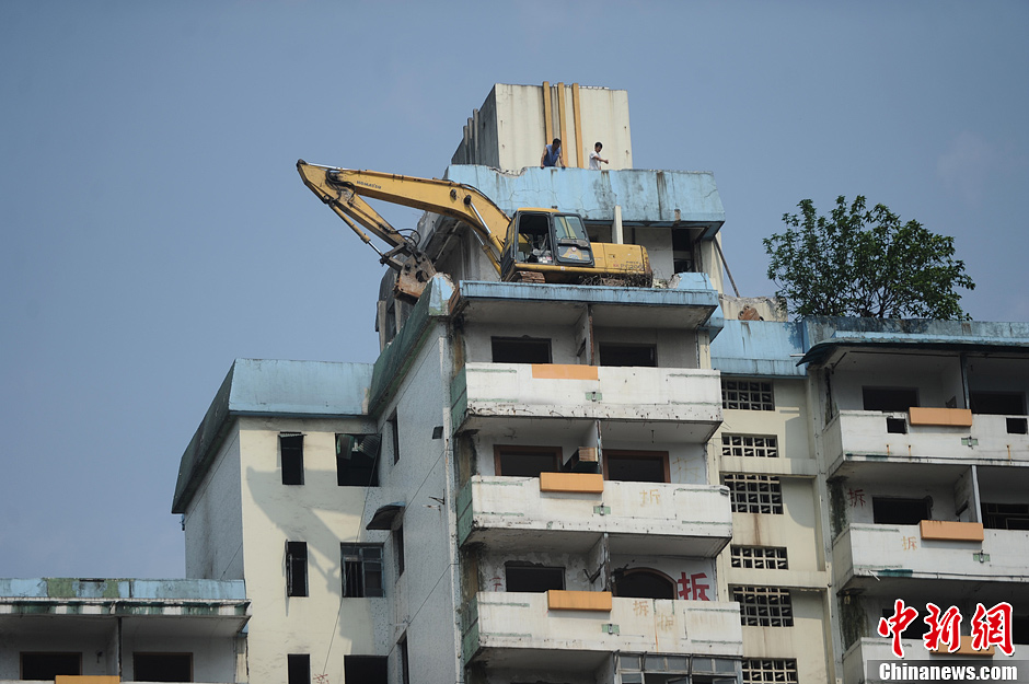 重庆现最牛建筑拆除作业挖掘机爬上高楼