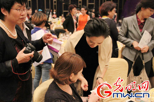 <em>中外杰出女性</em>交流+(华挺/摄影)