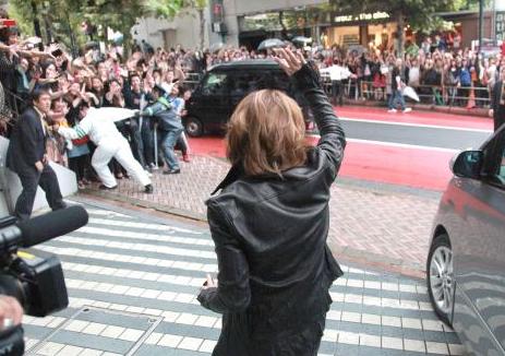 <em>YOSHIKI</em>久违16年签售会 粉丝蜂拥而至_娱乐_