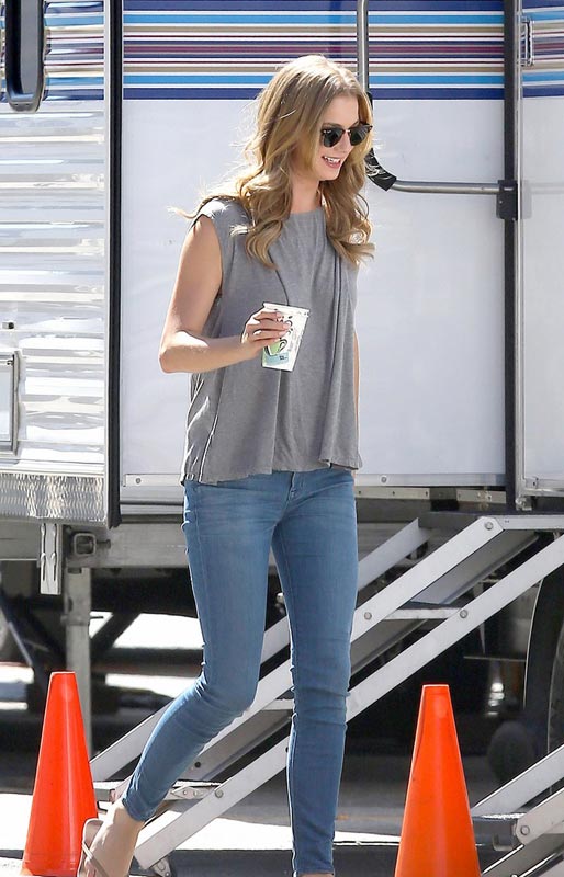 《复仇》曝现场照+女主角艾米丽吃午餐