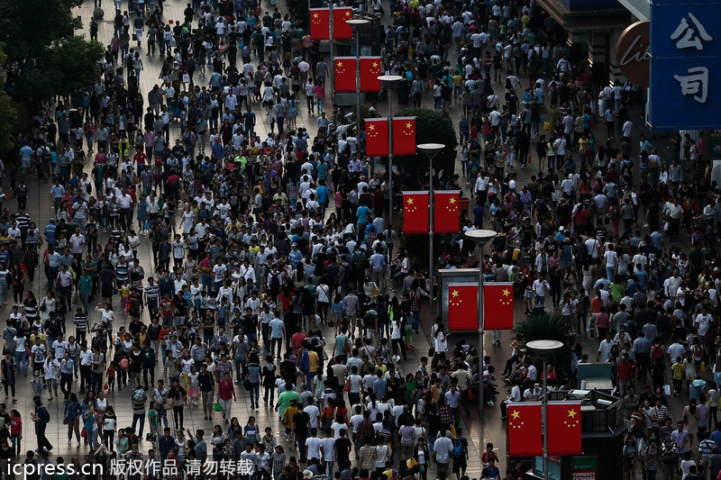 上海南京路游客爆棚 武警呈大字维持秩序