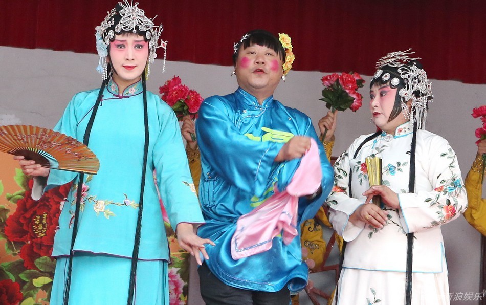 范伟<em>男扮女</em>装夸张造型唱大戏 网友:萌翻了_娱