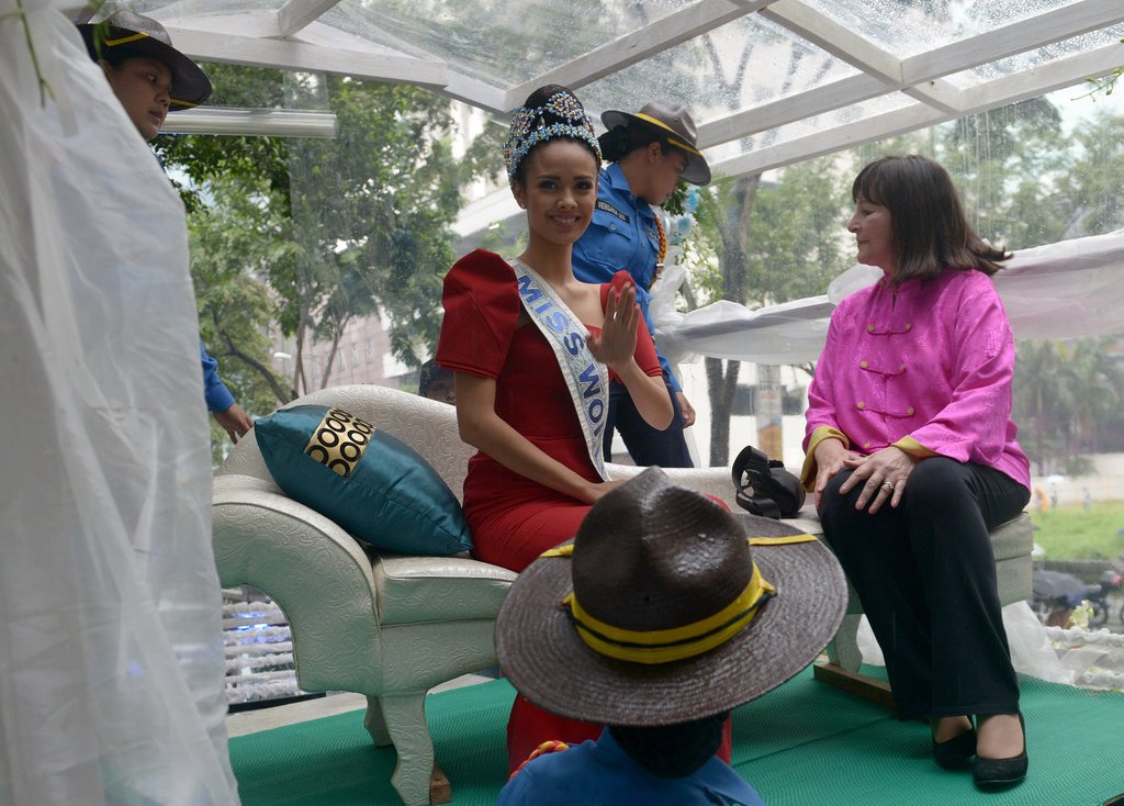 菲律宾:世界小姐冠军梅根受到热烈追捧