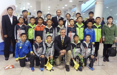 朝鲜14名足球留学生抵达西班牙巴塞罗那