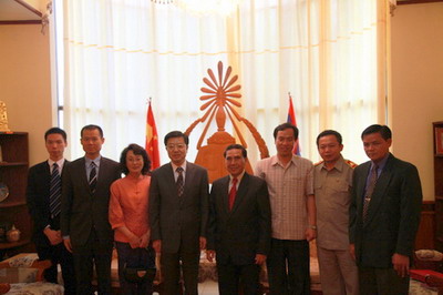 驻老挝大使关华兵访问老挝国立大学