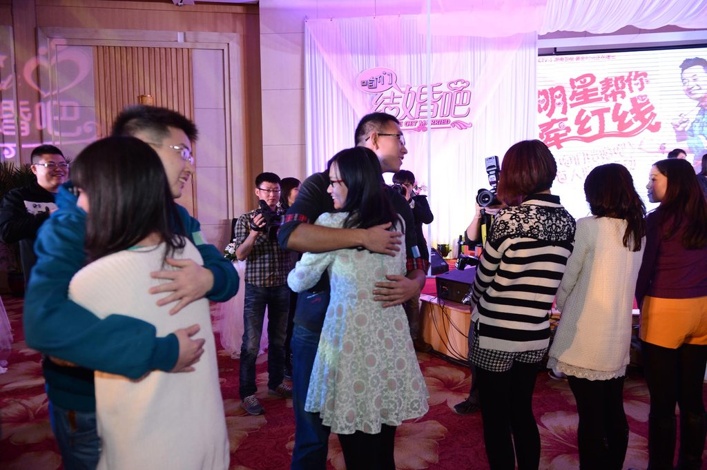 北京光棍节<em>相亲</em>会 <em>单身男女</em>勇敢拥抱贴脸_国