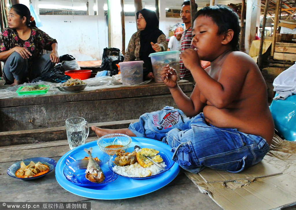 印尼4岁烟民戒烟后暴食被迫减肥
