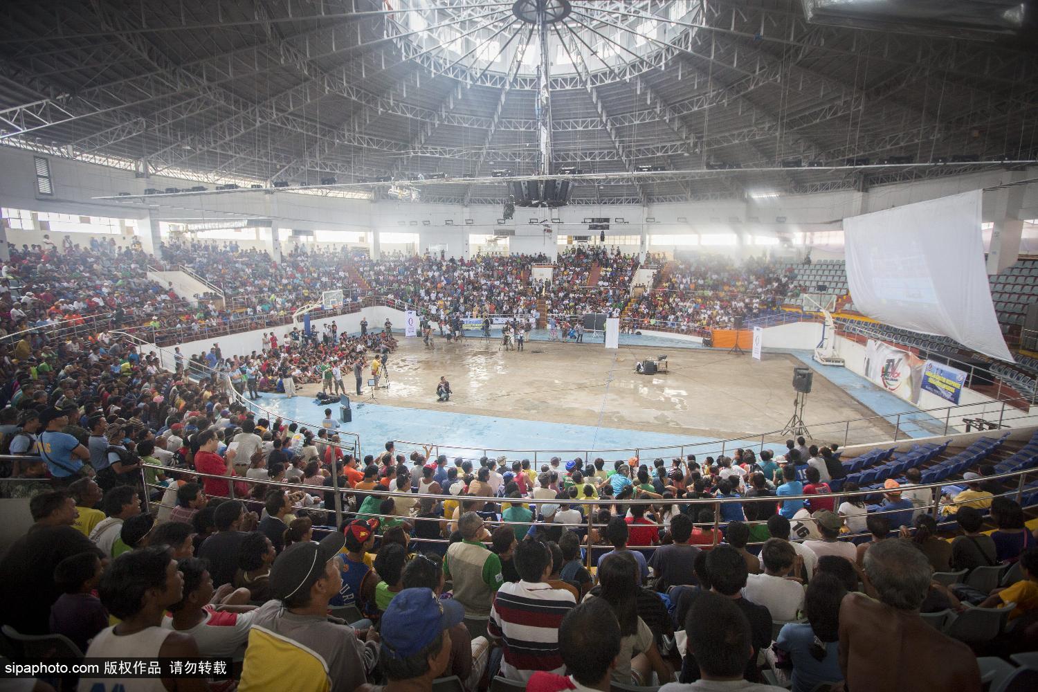 千万菲律宾民众不畏台风余波 聚集观看拳击比赛