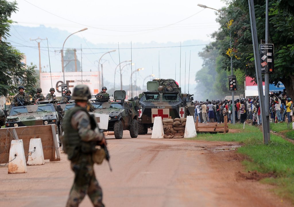 法国装甲部队进驻中非共和国首都 受到当地居民欢迎_国际新闻_环球网