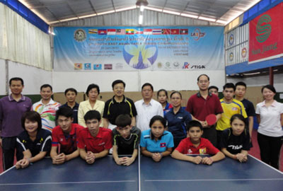 驻老挝大使关华兵访问老挝乒乓球国家队训练基