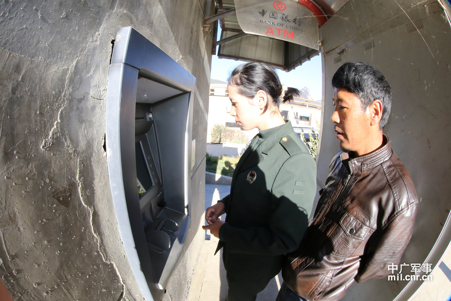 藏族<em>女兵</em>退伍投身宣传党的<em>政策</em>_军事_环球网