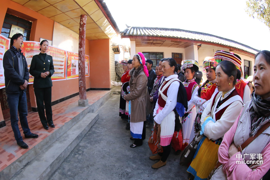 藏族<em>女兵</em>退伍投身宣传党的<em>政策</em>_军事_环球网