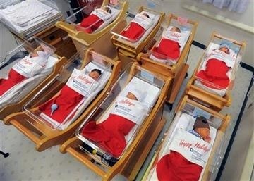 美医院用超大圣诞袜包裹新生儿送给父母
