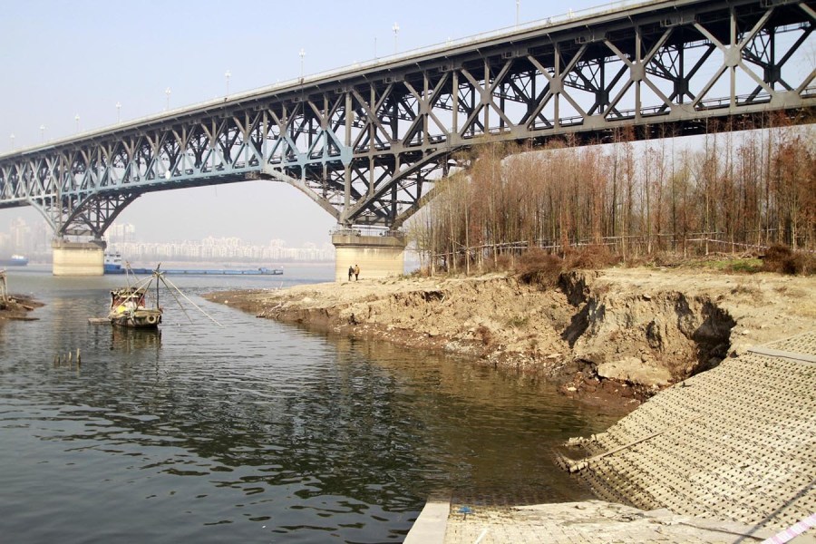 南京长江大桥堤岸塌陷 距离桥墩不到百米