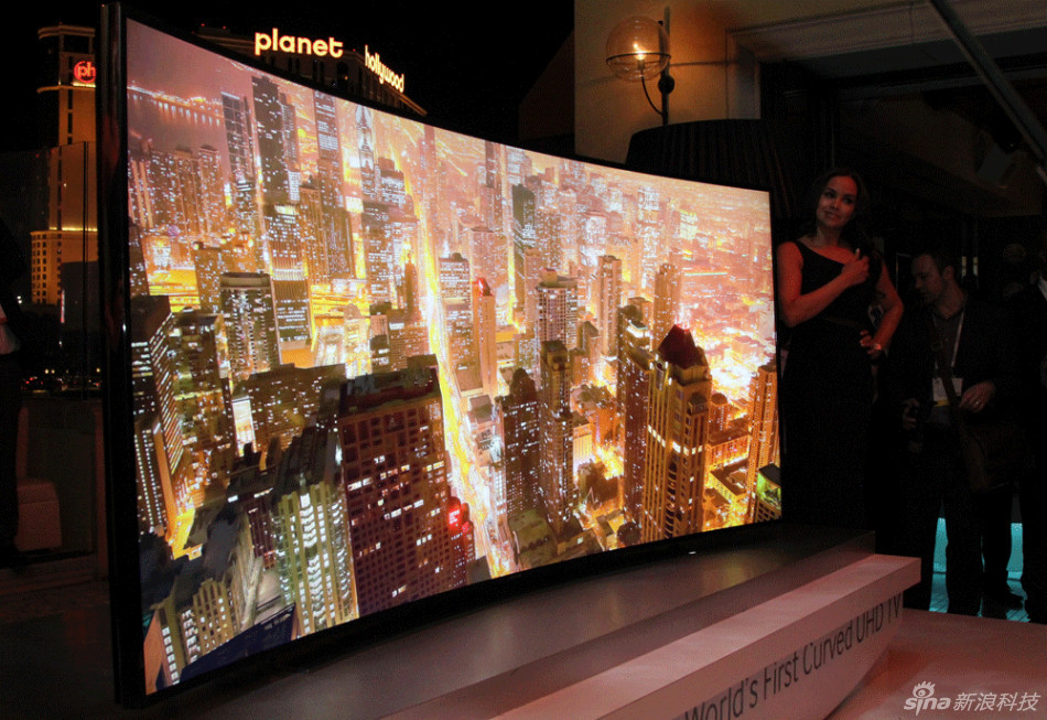 三星全球首发105英寸4K超高清曲面电视