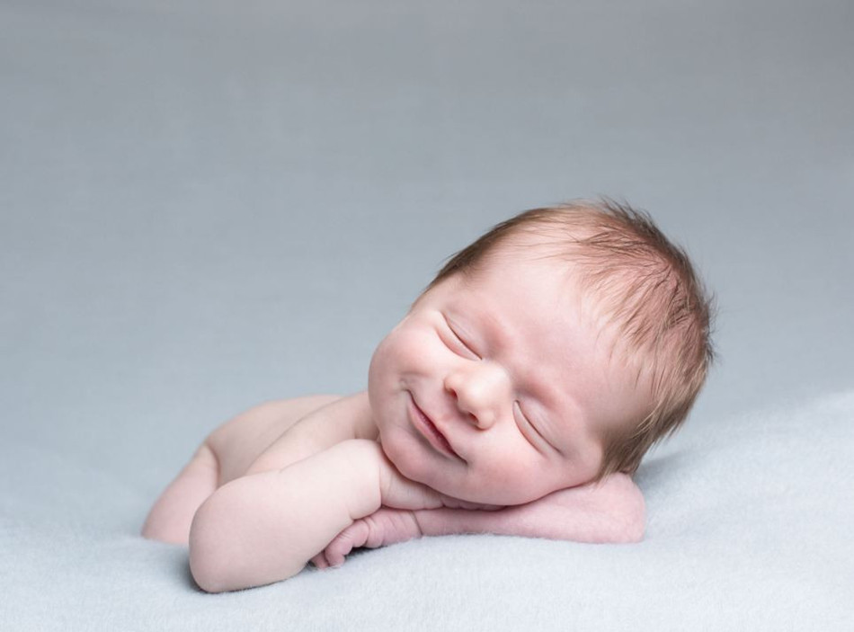 英国摄影师拍摄婴儿在吹风机声中安睡萌照(高