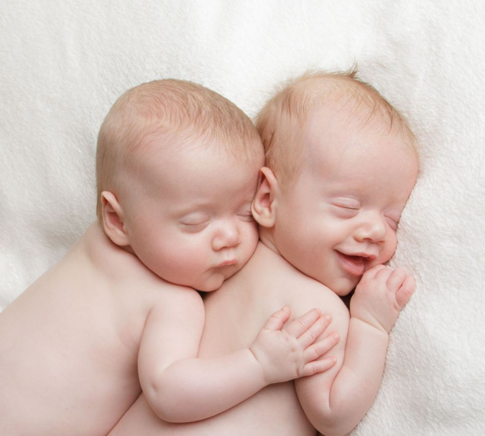 英国摄影师拍摄婴儿在吹风机声中安睡萌照(高