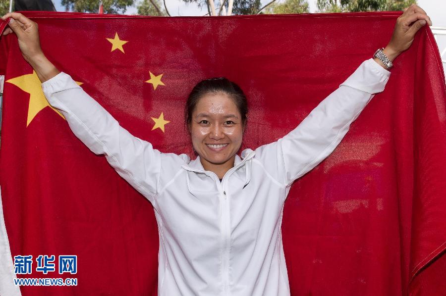 李娜澳网女单决赛前披国旗亮相_国际新闻_环球