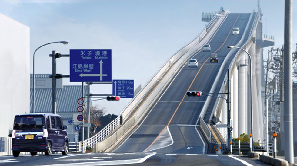 日本江岛大桥因坡度过于陡峭成旅游新热点