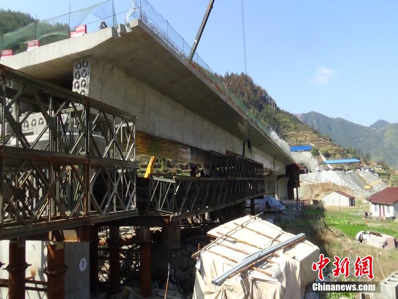 浙江青田在建桥梁支架发生坍塌致1死1伤